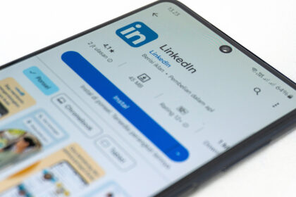 LinkedIn social media on the Google Play Store page.